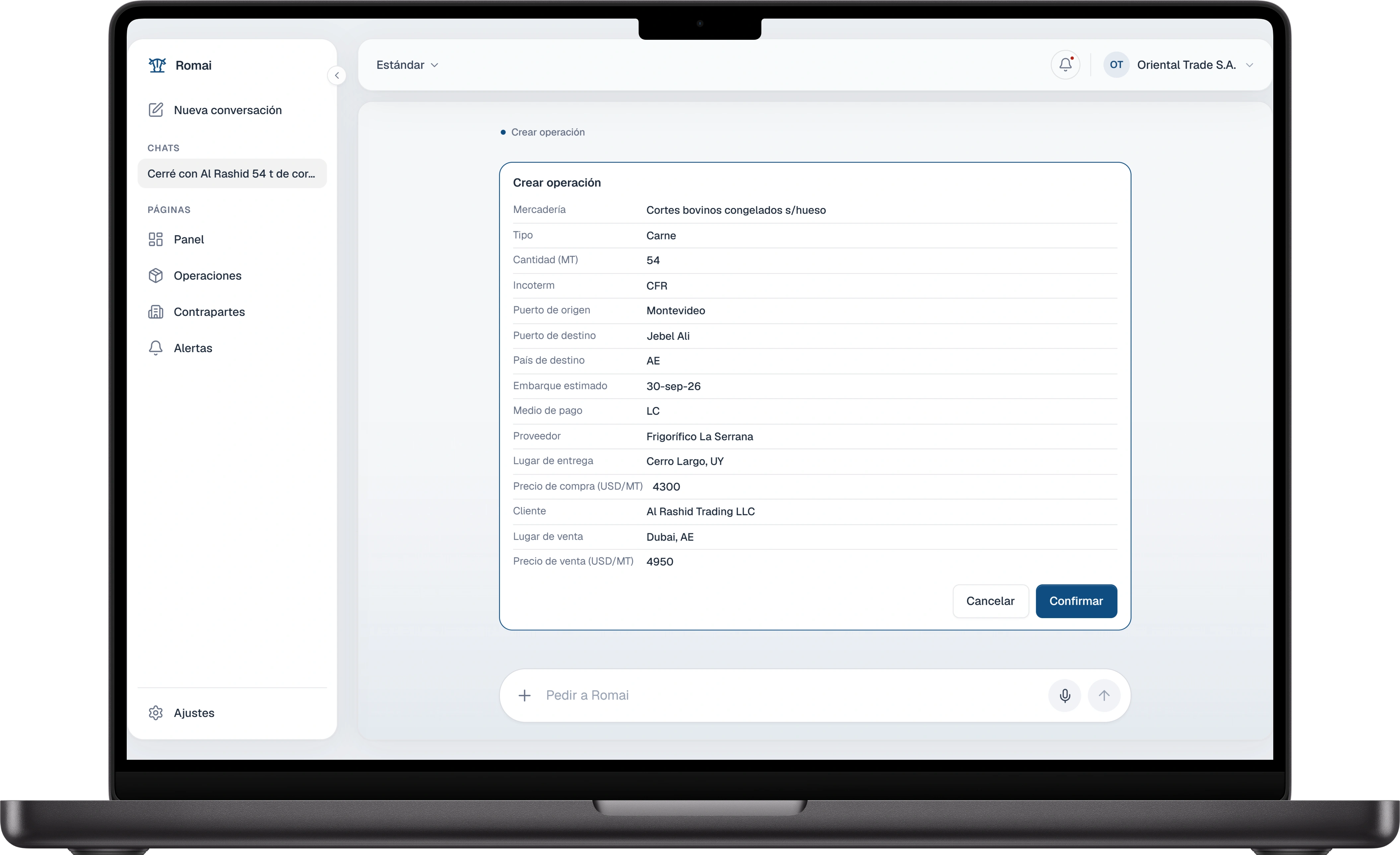 Romai en una MacBook: el chat con la tarjeta «Crear operación» —mercadería, cantidad, Incoterm, puertos, proveedor, cliente y precios— lista para confirmar.
